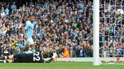 Aksi Gabriel Jesus saat mencetak ke gawang Liverpool  (AP/Rui Vieira)