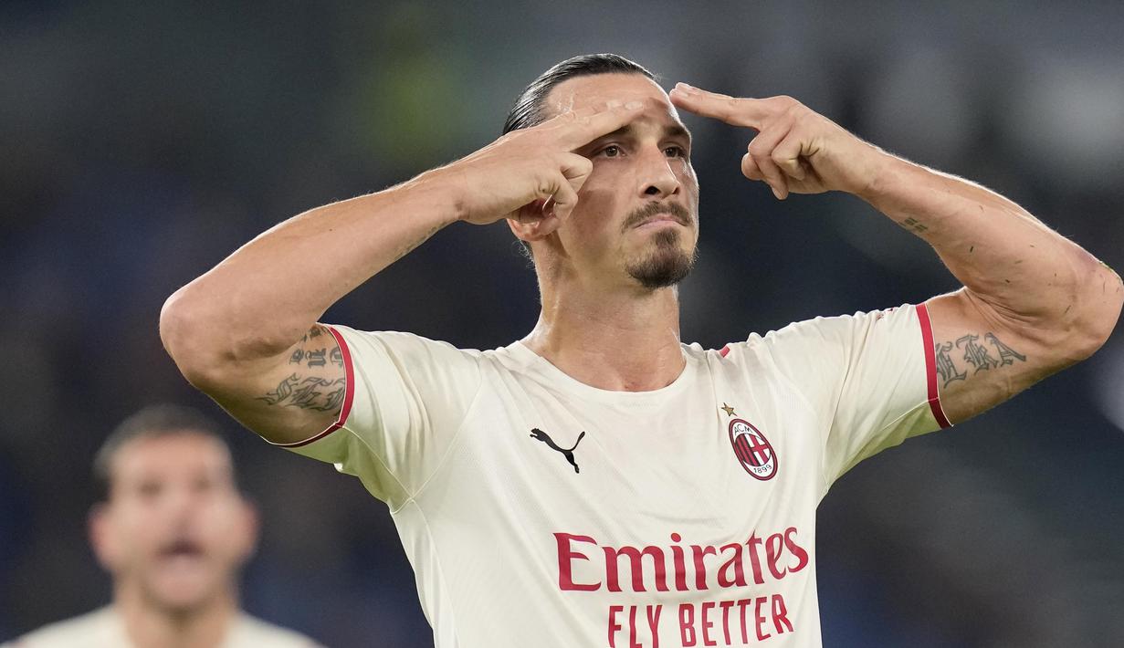 AC Milan berhasil meraup poin penuh kala bertandang ke markas AS Roma di Stadion Olimpico, dalam laga lanjutan Serie A, Senin (1/11/2021). (AP/Gregorio Borgia)