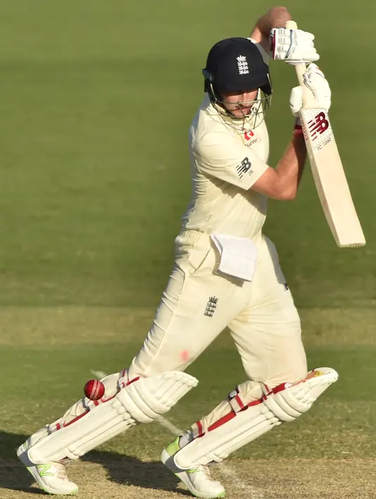 Pemain Inggris Joe Root memukul bola saat bertanding melawan Cricket Australia XI pada hari ketiga pertandingan tur empat hari Ashes di Stadion Tony Ireland di Townsville (17/11). (AFP Photo/Peter Parks)