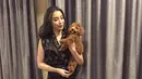 Tak hanya kebaya, Manohara juga tampil memukau dalam mini dress tenun dengan potongan v-neck dan bawahan asimetris. Gaya ini memberikan kesan berkelas dan tegas, layaknya seorang lady boss yang penuh percaya diri. [@manodelia].