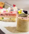 Sesi minum teh di sore hari dapat dikemas menggemaskan dengan sajian kuliner yang spesial. Seperti yang ditawarkan oleh Park Hyatt Jakarta. Kamu dapat mencoba Open-faced tuna sandwich yang berisi seared tuna, egg salad, lemon jelly, white achovies, potato pearls dan string bean. Kemudian dilanjutkan dengan ricotta truffle croissant yang gurih dan aromatik. Cicipi juga roast beef Crepes dengan mustard mayo dan gherkin. / Foto dok: Park Hyatt Jakarta.