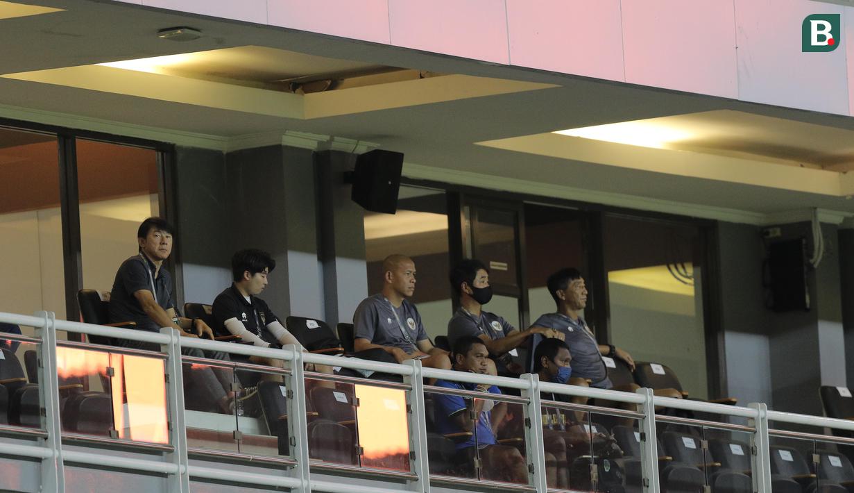 Pelatih Timnas Indonesia U-20, Shin Tae-yong, tertangkap kamera sedang memantau pertandingan antara Vietnam melawan Hong Kong yang digelar sebelum duel Timnas U-20 melawan Timor Lestedi Stadion Gelora Bung Tomo. (Bola.com/Ikhwan Yanuar)
