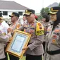 Kompol Gunawan Wibisono mendapat piagam penghargaan dari Kapolda Jateng, Irjen Pol Luthfi Ahmad Luthfi, Senin (19/3/2024). (Foto: Dok. Humas Polres Pemalang)