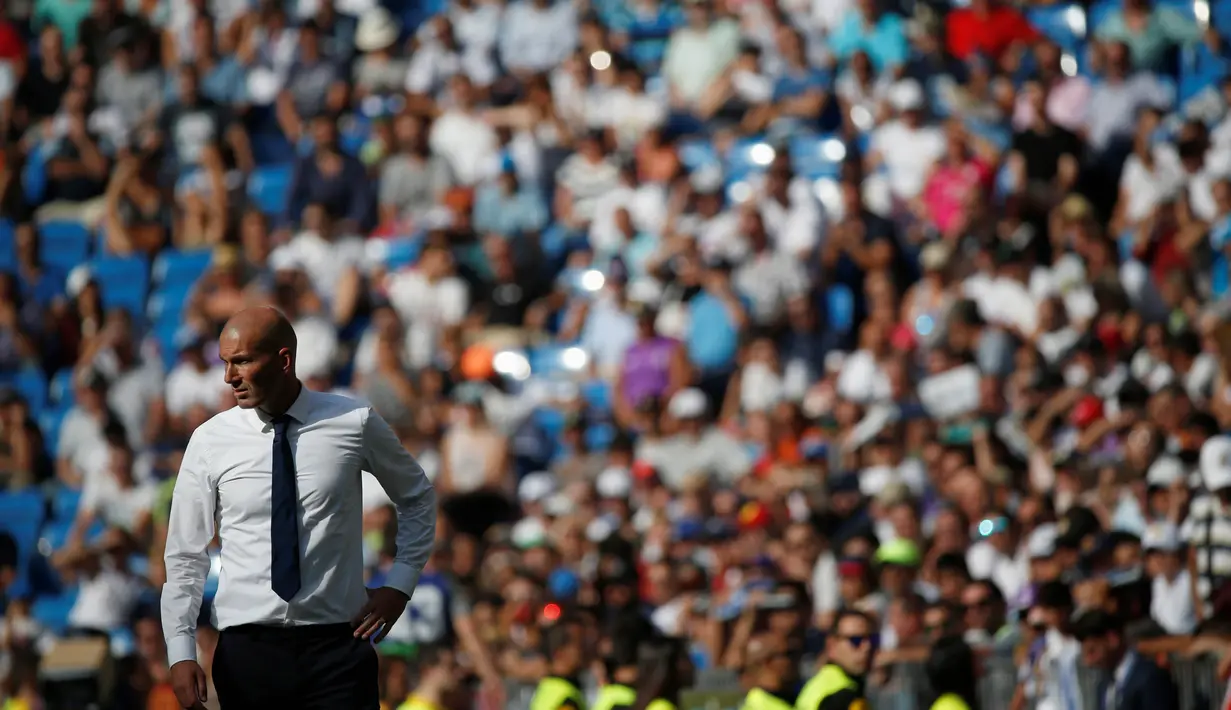 Pelatih Real Madrid, Zinedine Zidane menyaksikan laga timnya melawan Osasuna di Stadion Santiago Bernabeu, Madrid, Spanyol,  (10/09/2016) malam WIB. (REUTERS/Juan Medina)