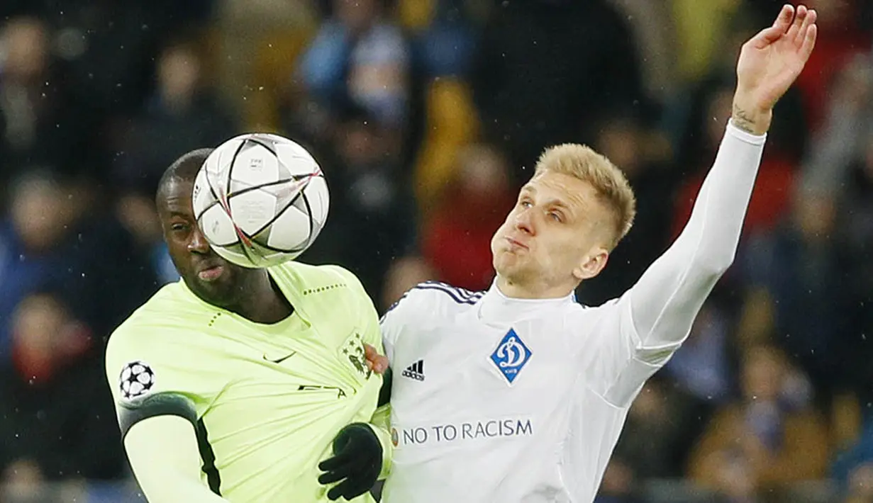 Gelandang Manchester City, Yaya Toure, berebut bola dengan pemain Dynamo Kiev, Lukasz Teodorczyk. Gol pertama City dicetak oleh Sergio Aguero melalui umpan dari Yaya Toure. (Reuters/Gleb Garanich)