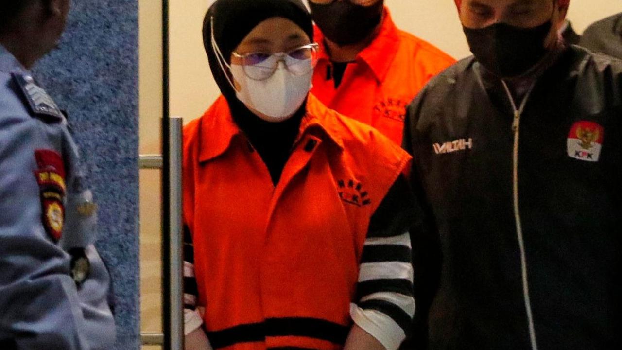 Atas perbuatannya itu, Fitria Nengsih diancam dengan Pasal 5 Ayat (1) huruf a Undang-Undang (UU) RI Nomor 31 Tahun 1999 tentang Pemberantasan Tindak Pidana Korupsi sebagaimana telah diubah dengan UU RI Nomor 20 Tahun 2001 tentang Perubahan atas Undang-Und
