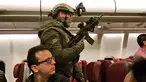  Polisi bersenjata lengkap berjalan di dalam pesawat Malaysia Airlines Flight MH128 untuk menangkap seorang pria Sri Lanka setelah penerbangan tersebut melakukan pendaratan darurat di Melbourne, Australia (1/6). (Andrew Leconcelli via AP)