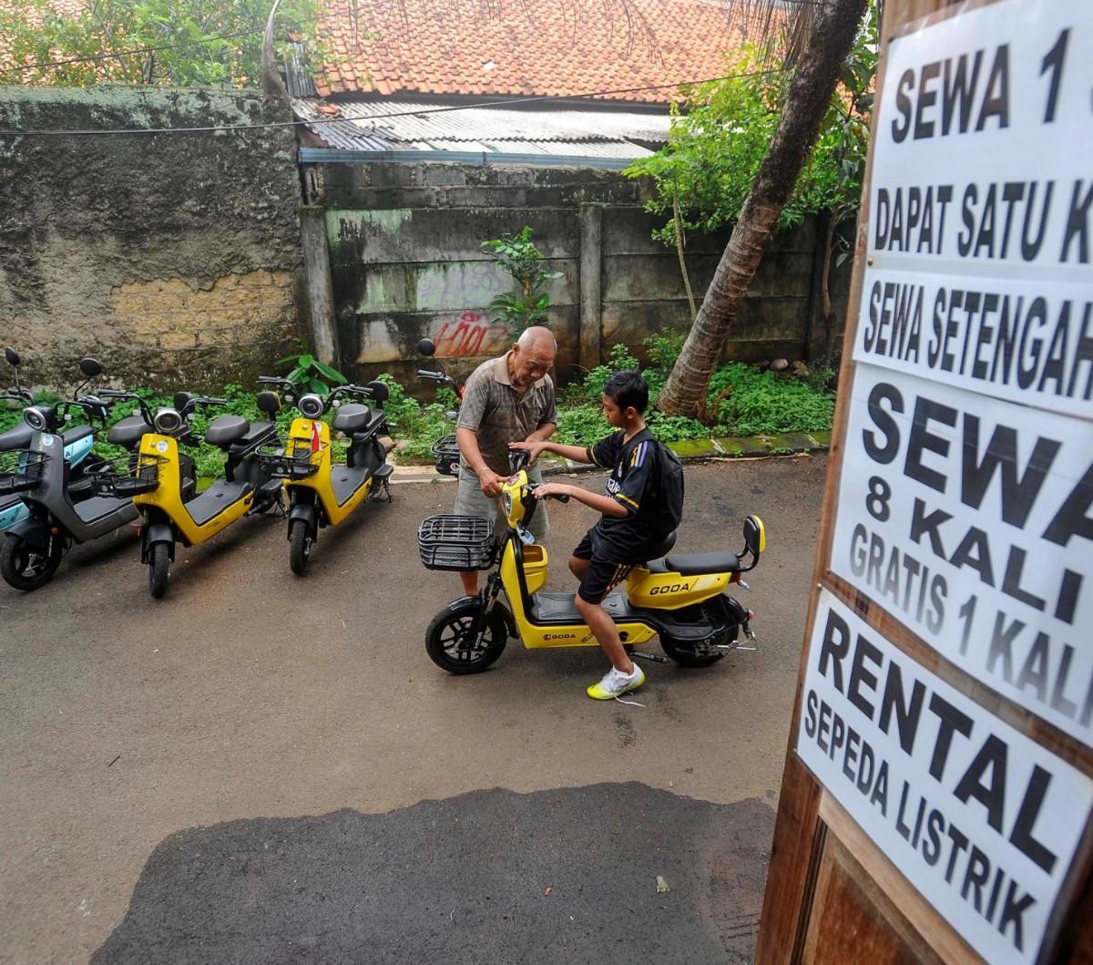 Seiring perkembangan tren sepeda listrik yang mulai banyak digemari di masyarakat, bisnis  penyewaan sepeda listrik menjamur beberapa bulan  belakangan ini.