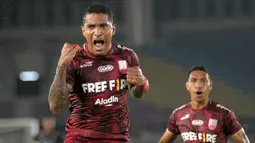 Penyerang Persis, Alberto Goncalves merayakan gol pertama timnya saat laga pembuka Liga 2 2021/2022 antara Persis Solo melawan PSG Pati di Stadion Manahan, Solo, Minggu (26/09/2021) malam WIB. Persis Solo menang 2-0. (Bola.com/Vincentius Atmaja)