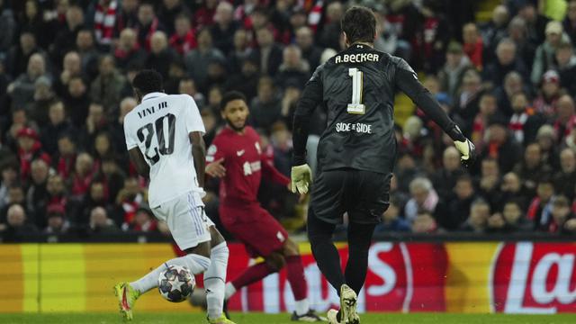 Foto: Momen Alisson Becker Cosplay Jadi Loris Karius, Lakukan Blunder saat Liverpool Dibantai Real Madrid di Liga Champions