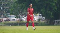 Pemain Persija Jakarta, Rizky Ridho Ramadhani saat menghadapi Persipu FC pada laga uji coba menjelang bergulirnya Liga 1 musim 2023/2024 di Persija Training Center, Nirwana Park, Bojongsari, Depok, Sabtu (10/6/2023) sore WIB. (Dok. Persija)