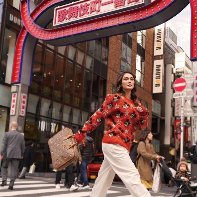 Gaya Tahun Baru Imlek Luna Maya Dengan Gucci X Mickey Mouse Fashion Fimela Com
