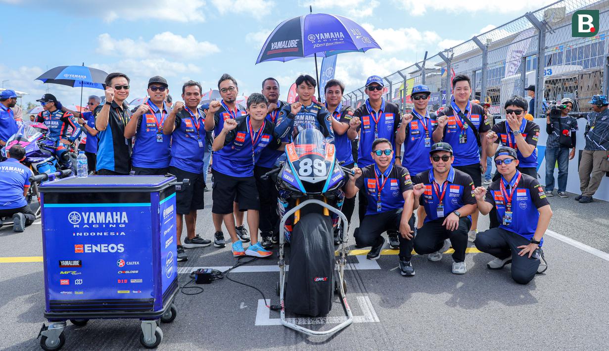 <p>Pembalap Yamaha Racing Indonesia, Wahyu Nugroho berfoto bersama dengan timnya sebelum Race 2 AP250 Asia Road Racing Championship (ARRC) Mandalika 2025 di Sirkuit Internasional Pertamina Mandalika, Lombok, NTB, Minggu (31/08/2025). (Bola.com/Bagaskara Lazuardi)</p>