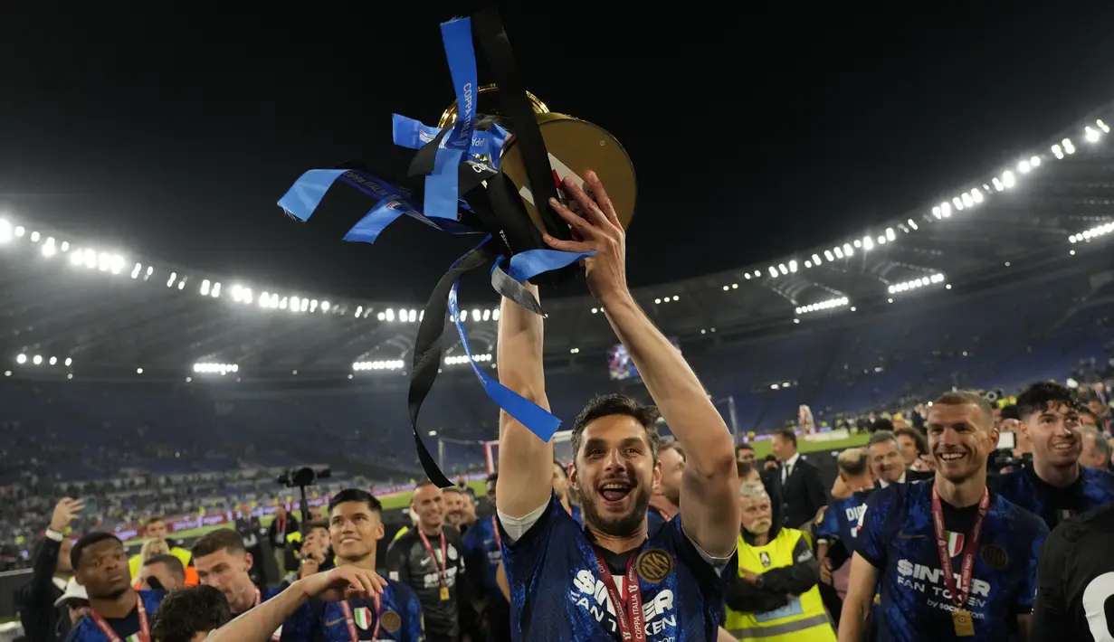 <p>Para pemain Inter memegang trofi Coppa Italia dan merayakannya kemenangan 4-2 atas Juventus pada pertandingan final di Stadion Olimpico, Roma, Kamis (12/5/2022) dini hari WIB. Bagi Inter Milan, ini gelar juara Coppa Italia 2021/2022 kedelapan setelah sebelumnya sukses menjadi kampiun turnamen ini pada 1939, 1978, 1982, 2005, 2006, 2010, dan 2011. (AP Photo/Alessandra Tarantino)</p>