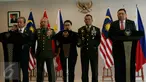 Menlu RI Retno Marsudi, Menlu Malaysia Dato' Sri Anifah Aman (kiri) & Menlu Filipina Jose Rene D. Almendras (kanan) memberi keterangan usai pertemuan membahas keamanan maritim antara ketiga negara, di Gedung Agung Yogyakarta, Kamis (5/5). (Boy Harjanto)