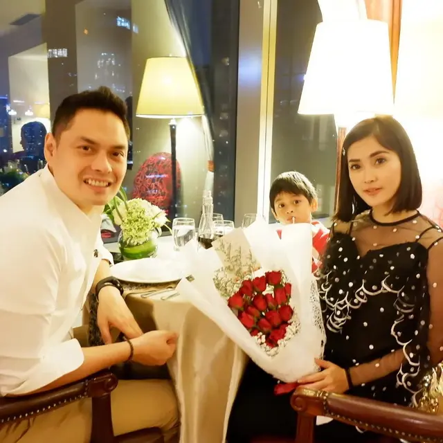 Jarang Tersorot, Ini 6 Momen Manis Eva Anindita dan Suami