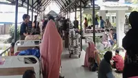 Pasien RS Anuntaloko Parigi, Kabupaten Parigi Moutong dievakuasi dari ruang perawatan sesaat setelah gempa. (Antara)