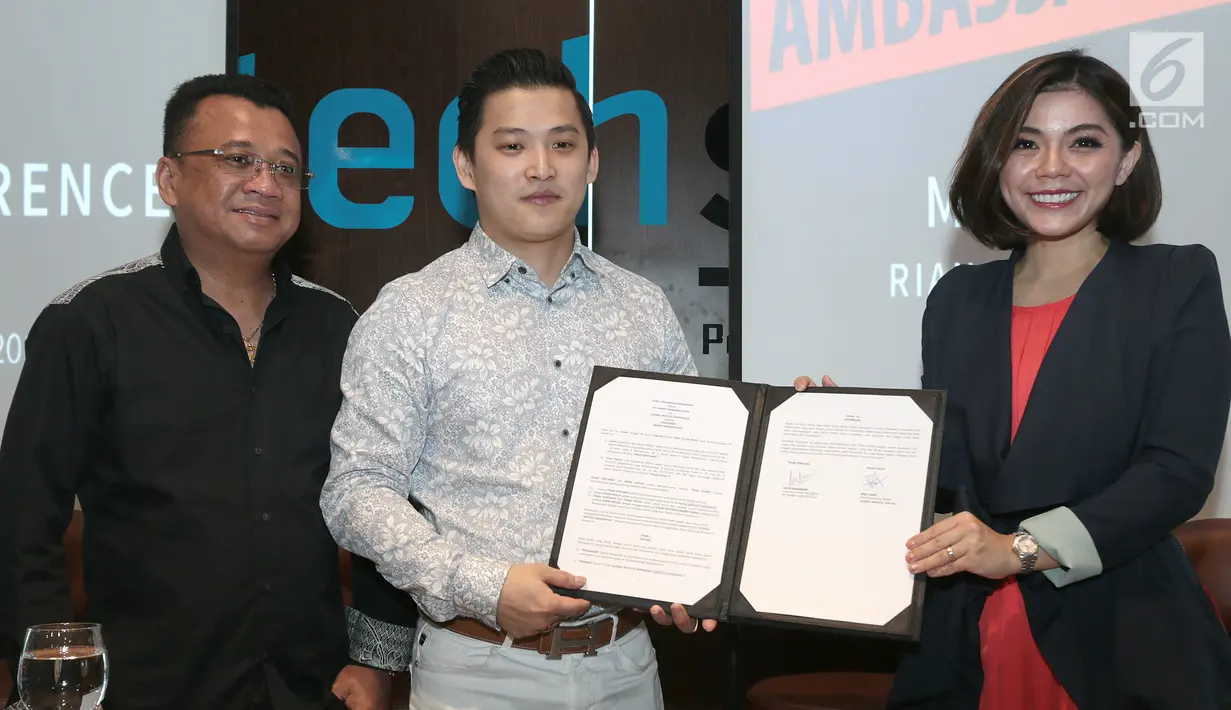 Brand Ambassador Global Investa Capital (GIC) Trade Merry Riana dan CEO GIC Trade Peter Tendean menunjukkan surat perjanjian kerjasama usai peluncuran Platform GIC Trade Futures di Jakarta, Sabtu (13/4). (Liputan6.com/Fery Pradolo)