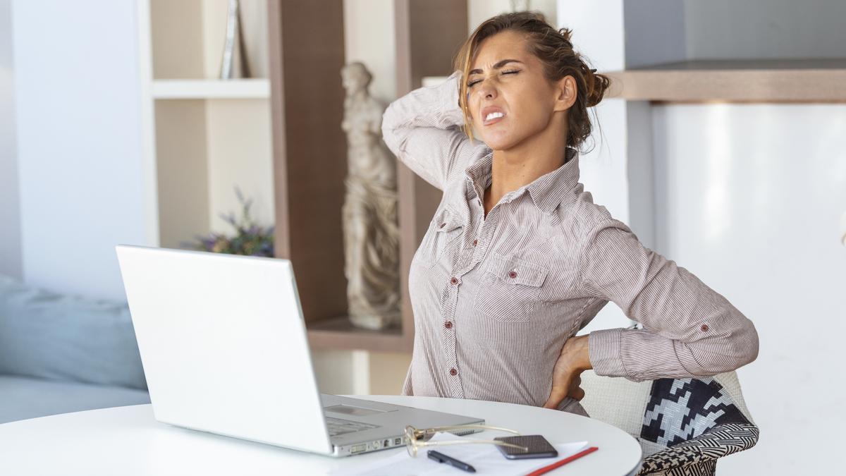 Atasi Stres & Sakit Punggung di Kantor: 7 Gerakan Simpel yang Bisa Anda Lakukan!