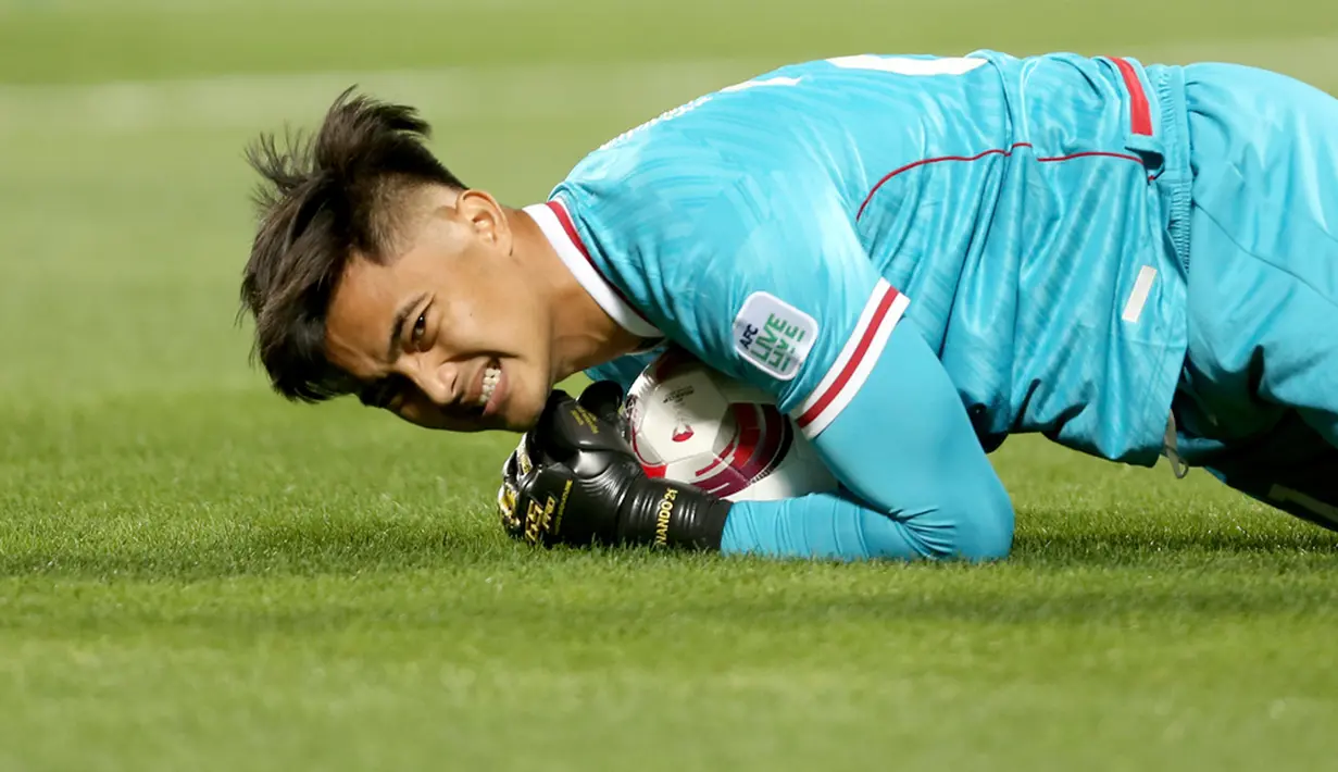 Lagi, Marselino  buka peluang di menit ke-90+9 tapi tembakannya melambung. Hingga pertandingan berakhir, Indonesia berhasil menjaga keunggulan 1-0 lawan Vietnam. (AP Photo/Hussein Sayed)