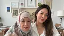 Raisa merayakan Hari Ibu dengan mengunggah momen bersama sang ibu. Keduanya tampil serasi mengenakan pakaian warna putih, memperlihatkan kesan sederhana namun tetap elegan. [@raisa6690].