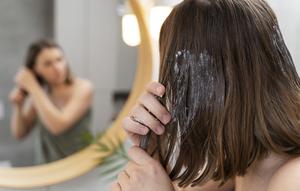 Dengan melakukan perawatan dengan menggunakan hair mask dan conditioner dapat membuat rambut menjadi sehat, lembut, dan berkilau alami [Dok/freepik.com]