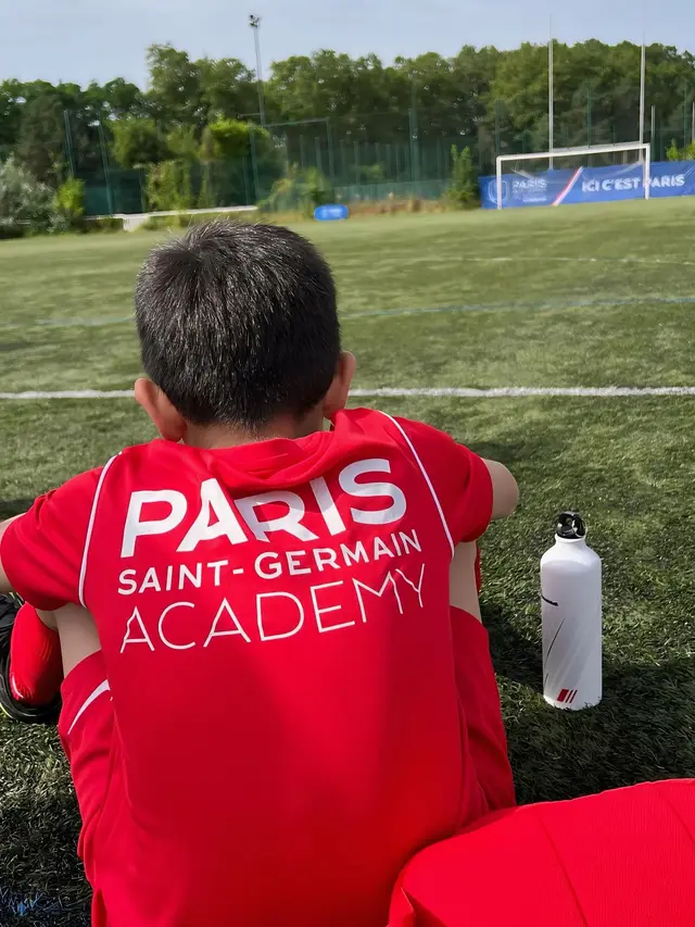 7 Potret Putra Carissa Putri Ikut Summer Camp Sepak Bola di Paris Saint-Germain