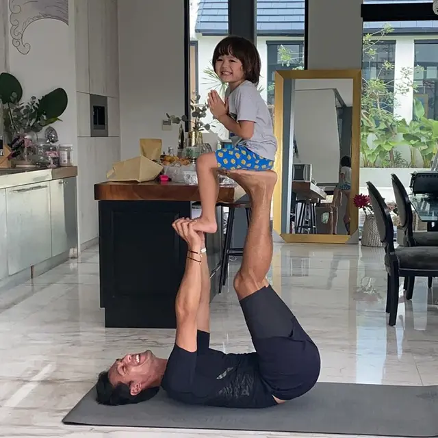 6 Gaya Jessica Iskandar Bareng Richard Kyle dan Anak Saat Yoga Ini Seru