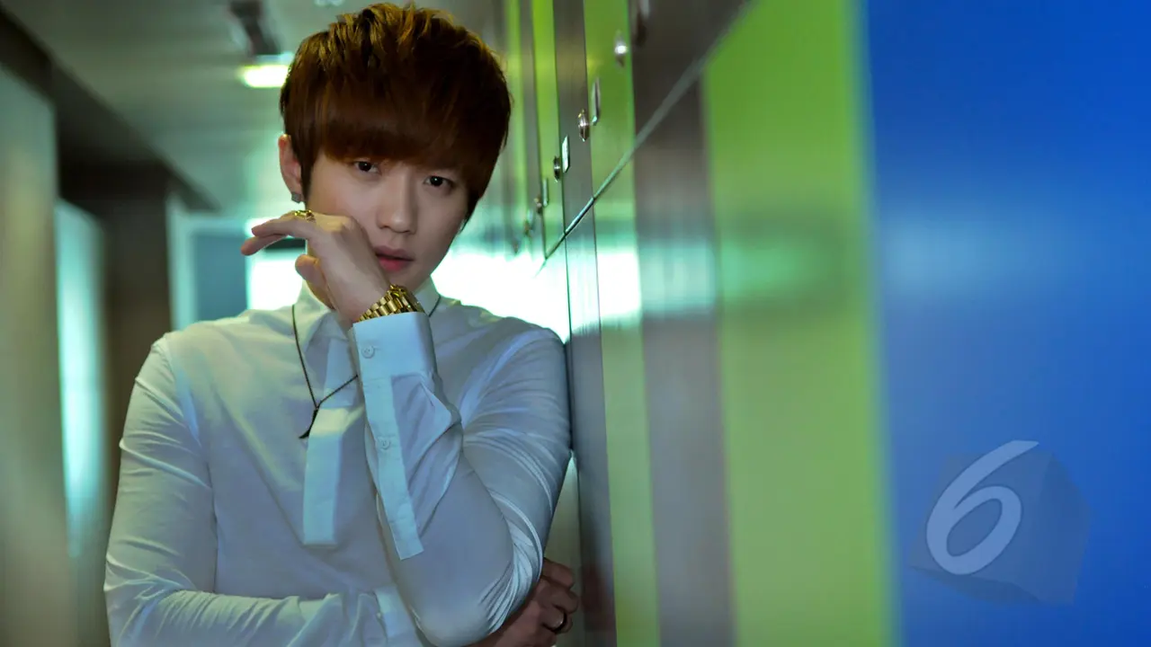 Pakai Style Casual, Lee Jeong Hoon Eks HITZ Makin Tampan