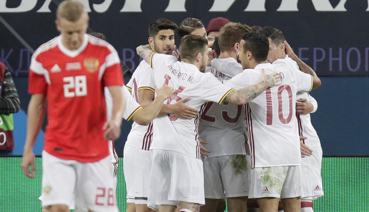 Para pemain Spanyol merayakan gol saat melawan Rusia pada laga persahabatan di St.Petersburg, Russia, (14/11/2017). Spanyol bermain imbang 3-3 lawan Rusia. (AP/Dmitri Lovetsky)