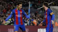 Selebrasi pemain Barcelona, Neymar (kiri) dan Lionel Messi setelah membobol gawang Celta Vigo apada lanjutan La Liga Spanyol di Camp Nou, Barcelona, (4/3/2017).  Barcelona 5-0. (AP/Francisco Seco)