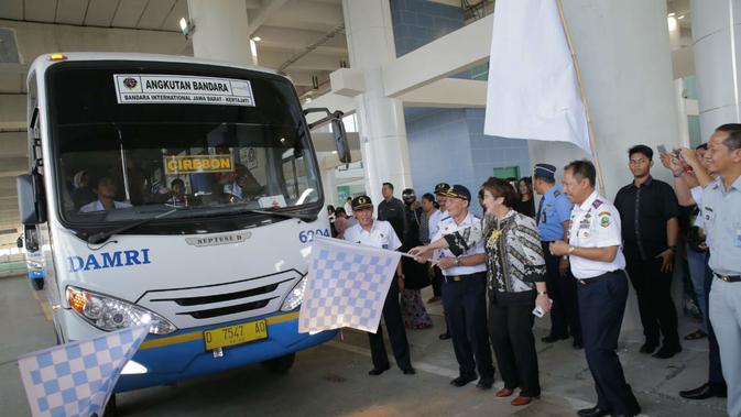 Perum Damri akan memfasilitasi kebutuhan transportasi darat bagi masyarakat yang akan ke Bandara Kertajati Majalengka. Foto (Liputan6.com / Panji Prayitno)