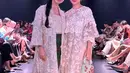Ariel Tatum tampil cantik bak gadis Bali dengan kebaya kuturbaru yang panjang. Ia padukan dengan kulot wastra hijau olive dan heels nude [@andienaisyah]
