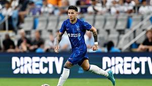 Enzo Fernandez menggiring bola saat Chelsea menghadapi Real Madrid pada uji coba terakhir di Amerika Serikat. (Bola.com/Dok. Chelsea)