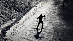 Seorang atlet melakukan pemanasan di lintasan bersalju dalam kejuaraan Nordic Combined World Cup di Austria. (Foto: AP/Matthias Schrader)