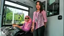 Bus Transjakarta berwarna merah muda ini akan dikendalikan oleh awak supir dan kondektur yang semuanya wanita, Jakarta, Kamis (21/4). Rencananya, akan ada 10 bus khusus perempuan di Koridor 1 Rute Blok M - Kota. (Liputan6.com/Yoppy Renato)