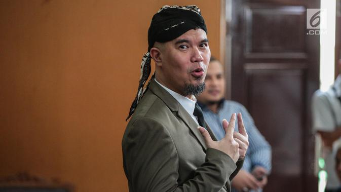 Gaya terdakwa Ahmad Dhani usai menjalani sidang lanjutan atas kasus ujaran kebencian di Pengadilan Negeri Jakarta Selatan, Senin (19/11). Sidang beragendakan pembacaan tuntutan jaksa penuntut umum (JPU). (Liputan6.com/Faizal Fanani)