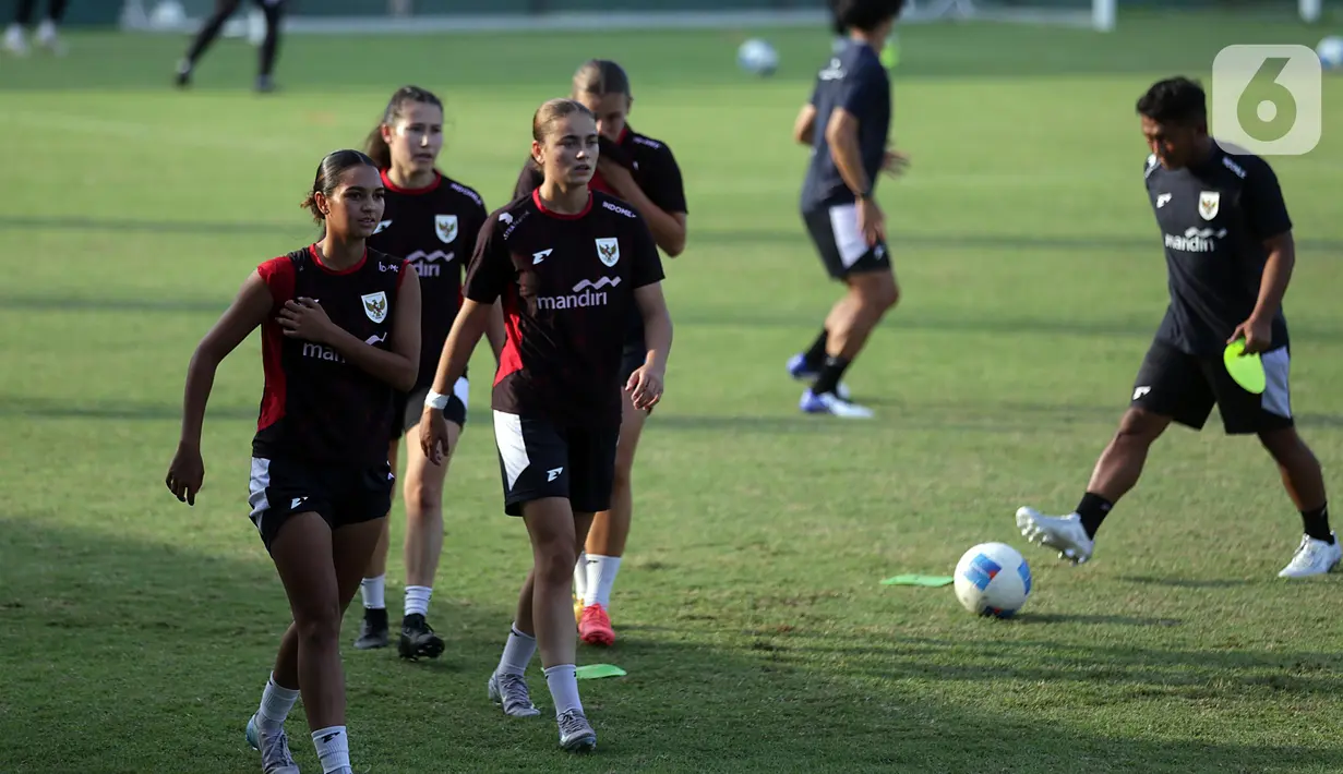 Pemain Tim Nasional (Timnas) Putri Indonesia saat latihan di lapangan latih Jakarta International Stadium (JIS), Jumat (20/6/2025). (Liputan6.com/Helmi Fithriansyah)