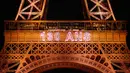 Menara Eiffel diterangi selama pertunjukan cahaya untuk perayaan ulang tahunnya ke-130 tahun di Paris, Rabu (15/5/2019). Paris memberikan ucapan ulang tahun kepada Menara Eiffel dengan pertunjukan laser yang rumit menelusuri kembali sejarah 130 tahun monumen itu. (AP/Christophe Ena)