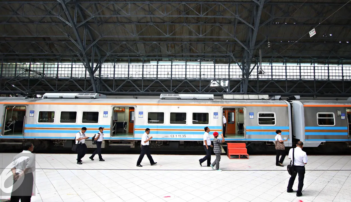 Petugas PT KAI berjalan disamping KRL saat dilakukan uji coba jalur di Stasiun Tanjung Priok, Jakarta, Senin (23/11). Stasiun seluas 3.768 meter persegi tersebut rencananya akan digunakan setelah renovasi Januari 2016. (Liputan6.com/Immanuel Antonius)