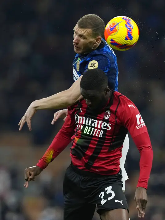 Pemain Inter Milan Edin Dzeko berebut bola udara dengan pemain AC Milan Fikayo Tomori pada pertandingan leg pertama semifinal Coppa Italia di Stadion San Siro, Milan, Italia, 1 Maret 2022. Pertandingan berakhir imbang 0-0. (AP Photo/Antonio Calanni)