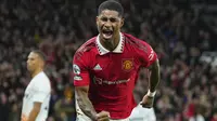 Penyerang Manchester United, Marcus Rashford berselebrasi usai mencetak gol ke gawang West Ham United pada pertandingan lanjutan Liga Inggris di stadion Old Trafford di Manchester, Inggris, Minggu, 30 Oktober 2022. Gol tunggal Rasford mengantar Manchester United menang atas West Ham 1-0. (AP Photo/Jon Super)