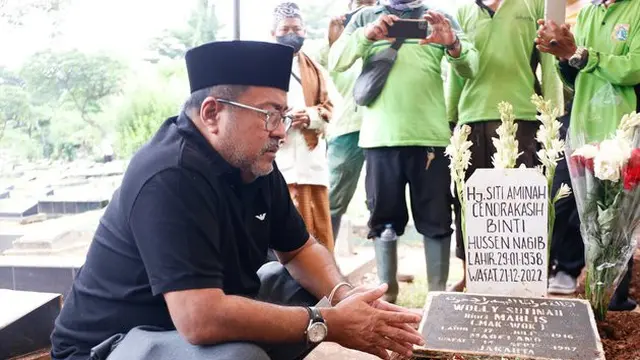 Rano Karno Ziarah Makam Mak Nyak