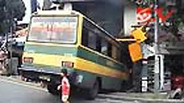 Lupa Angkat Rem Tangan, Bus Seruduk Kios