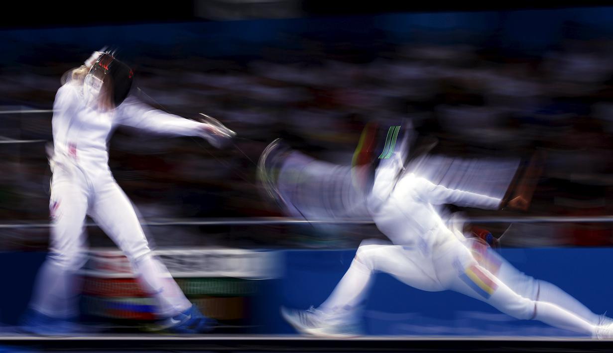 Simona Gherman (kanan) dari Rumania bertanding melawan Yana Zvereva (Rusia) dalam semi final anggar Pesta Olah Raga Eropa 2015 di Baku, Azerbaijan. (23/6). (REUTERS/Stoyan Nenov)