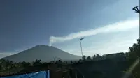 Hari ini, Senin (4/12/2017) Gunung Agung kembali mengeluarkan asap solfotara pada pukul 08.22 Wita. (Foto: twitter @Sutopo_BNPB)