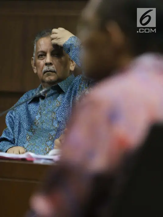 Terdakwa kasus dugaan suap proyek PLTU Riau-1 yang juga mantan Dirut PLN, Sofyan Basir saat menyimak keterangan saksi saat sidang lanjutan di Pengadilan Tipikor, Jakarta, Senin (5/8/2019). Sidang beragendakan mendengar keterangan saksi-saksi. (Liputan6.com/Helmi Fithriansyah)