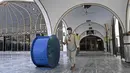Seorang pekerja mendisinfeksi masjid Data Darbar menjelang Ramadan di Lahore, Pakistan pada Sabtu (10/4/2021). Kegiatan membersihkan masjid tersebut  untuk menyambut datangnya bulan suci Ramadan 1442 H. (Arif ALI / AFP)