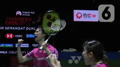 Pebulutangkis ganda campuran Jepang Yuta Watanabe (kiri) dan Arisa Higashino berselebrasi saat mengalahkan wakil Hongkong Tan Cun Man dan Tse Ying Suet dalam babak semifinal Indonesia Open 2023 di stadion Istora Senayan Jakarta, Sabtu (17/6/2023). (merdeka.com/Imam Buhori)