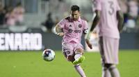 Pemain Inter Miami, Lionel Messi saat mengambil tendangan bebas ke arah gawang Cruz Azul pada ajang Piala Liga 2023, Sabtu (22/7/2023) pagi WIB. (AP Photo/Lynne Sladky)